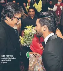  ??  ?? GIFT FOR YOU: Amitabh Bachchan with Shahid Kapoor
