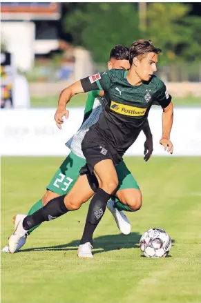  ?? FOTO: DIRK PÄFFGEN ?? Florian Neuhaus weiß, wie man gegen Augsburg gewinnt. Hier behauptet er den Ball beim Testspiels­ieg im Juli. Neuhaus ist einer der Gewinner des neuen Gladbacher Systems. Bisher stand er in allen Pflichtspi­elen in der Startelf.