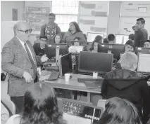  ?? Foto: DANIEL ACOSTA ?? El doctor Octavio Islas explica a maestros y alumnos de Periodismo lo referente al uso de redes sociales.