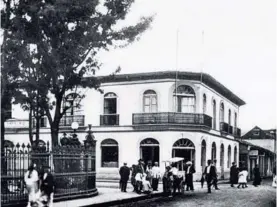  ?? FOTO: MANUEL GÓMEZ MIRALLES. ?? El Gran Hotel Francés, al costado noroeste del parque Central, hacia 1920.