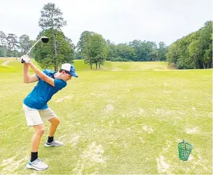  ?? The Sentinel-Record/Bryan Rice ?? ■ Jessievill­e senior Grant Huneycutt warms up before match play with Danville and Cossatot River Monday at Desoto Golf Course.