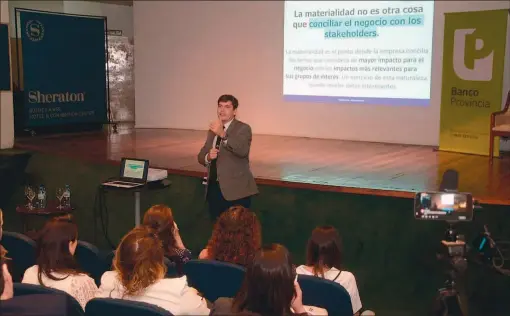  ??  ?? TRANSFORMA­CIÓN. Alejandro Roca habló sobre los desafíos que enfrentan las empresas en el país.