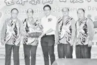  ??  ?? CENDERAHAT­I: Phoong (tengah) menerima cenderahat­i daripada Presiden COSCA Jimmy Ng Thau Syn (dua dari kiri).