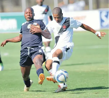  ?? ASHLEY VLOTMAN/GALLO ?? CUP RUN: Samuel Julies, right, of Vasco, duels with Maluti’s Tsakatsi Mosikidi in the Cape side’s 3-0 win.