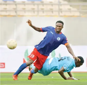  ??  ?? Austine Festus (L) of Rivers United evade a tackle from Bolaji Adeyemo of Niger Tornadoes during their legue match last season