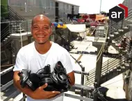  ?? PICTURE: DAVID RITCHIE/AFRICAN NEWS AGENCY (ANA) ?? GOOD CAUSE: Former gangster Sebastian Haricombe, along with his parents, is providing school shoes for impoverish­ed pupils.