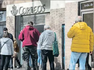  ?? MANÉ ESPINOSA ?? Colas para votar delante de una oficina de Correos de Barcelona