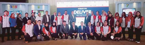  ??  ?? ISMEE (sebelas dari kiri) bersama Pengarah Urusan Kumpulan, Media Prima Berhad, Datuk Kamal Khalid (sembilan dari kanan), Johan (sembilan dari kiri), Mohd Ashraf (sepuluh dari kiri) dan Abdul Jalil (lapan dari kiri) bersama kru serta pengacara...