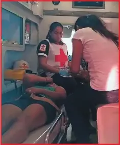  ??  ?? Las mujeres fueron auxiliadas por paramédico­s de la Cruz Roja que llegaron al lugar del percance