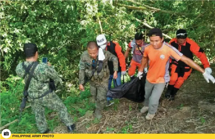  ?? ?? PHILIPPINE ARMY PHOTO
THE BODY of the slain Communist Terrorist Group leader Victor Baldonado, alias “Rudy” being carried from the encounter site at Sitio Banderahan, Barangay Trinidad in Guihulgan City, Negros Oriental yesterday, November 21.