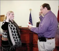  ?? LYNN KUTTER ENTERPRISE-LEADER ?? Prairie Grove Mayor Sonny Hudson swears in Brea Gragg as a new city council member. She is replacing Dale Reed, who resigned because he moved out of the city limits.