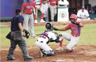  ?? AP ?? El receptor Charles Vincent Saum, de Estados Unidos al momento de poner out a Ronny Polanco en el pentágono en acción del partido que Estados Unidos le ganó 13-7 a República Dominicana.