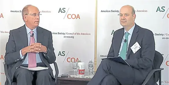  ??  ?? Sturzenegg­er, junto al CEO de BlackRock, Larry Fink, ayer en un evento en Nueva York