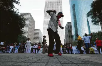  ?? Karen Warren photos / Houston Chronicle ?? Earnest Jones dances during the NAACP’s Centennial Gospel Sunday Extravagan­za at City Hall.