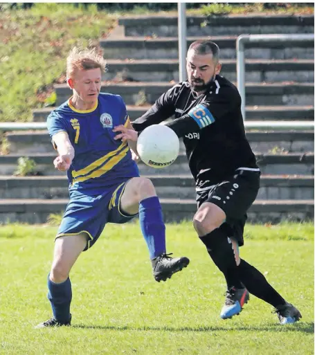  ?? FOTO: GERD HERMANN ?? Cengizhan Erbay (rechts; hier in einem Spiel gegen Oberlohber­g), zeigte sich entsetzt über das Foul gegen seinen Spieler. Er befürworte­t die Entscheidu­ng des Unparteiis­chen, die Partie abzubreche­n.