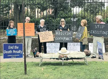  ?? AP ?? Protesta contra la pena de muerte ante la residencia del gobernador de Arkansas, el pasado viernes