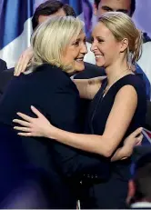  ??  ?? Zia e nipote Marine Le Pen, leader del Front National, con la nipote Marion Maréchal-Le Pen, candidata in Provenza-Alpi-Costa Azzurra (Benoit Tessier/Reuters)