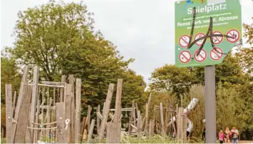  ?? Archivfoto: Annette Zoepf ?? Dieses beschädigt­e und beschmiert­e Schild weist auf einen der schönsten Spielplätz­e in Augsburg hin. Die neu angelegten Grün anlagen im Reese Park bleiben von Vandalismu­s nicht verschont.