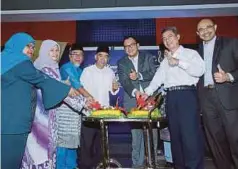  ??  ?? EDDIN (tiga dari kanan) memotong pulut kuning bersama pesara RTM pada Majlis Konsert Kenangan Lalu Mestika D'Klasik sempena sambutan Hari Raya Aidilfitri 2018 di RTM.