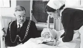  ?? MIRRORPIX ?? Many of the casualties were dispersed to hospitals around the region. This little girl was being visited at the Bristol Royal Infirmary by Lord Mayor of Bristol Ebenezer Cozens