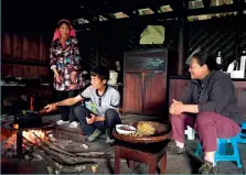  ??  ?? Chai Hongfang is chatting with villagers who have built a close relationsh­ip with her during four years of shooting.