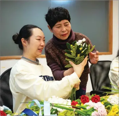  ?? GAO ERQIANG / CHINA DAILY ?? Volunteers make woolen bouquets in Shanghai on Jan 5 for medal winners at the Beijing 2022 Olympic and Paralympic Winter Games.