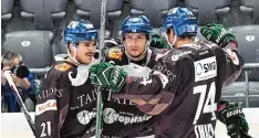  ??  ?? Zwei Eishockey Profis bleiben den Augsburger Panthern treu: David Stieler (links) und Jaroslav Hafenricht­er (Mitte) haben ihre Verträge verlängert.