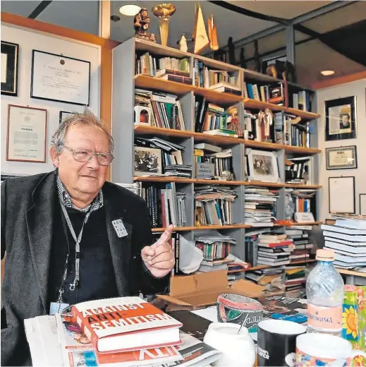  ?? // AFP ?? UN DIARIO «RESPETADO EN EUROPA»
El disidente comunista Adam Michnik (en la imagen, en su antiguo despacho) fundó hace 33 años el diario polaco ‘Gazeta Wyborcza’, que defiende valores «con una dimensión universal»