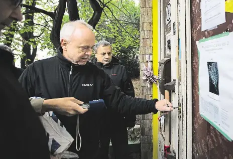  ?? Foto: Yan Renelt, MAFRA ?? Jiný zámek Zástupci Správy železniční dopravní cesty včera oficiálně převzali budovu bývalé kliniky v Jeseniově ulici, kterou nelegálně obývají squateři. Do budovy se úředníci nedostali. Zástupci kolektivu Klinika přiznali, že ve dveřích jsou vyměněné...