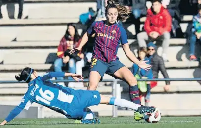  ?? FCBARCELON­A.COM ?? La españolist­a Dulce María Quintana intercepta una entrada de la delantera Lieke Martens