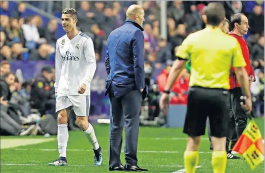  ??  ?? DESCONTENT­O. Cristiano fue sustituido por Asensio en el minuto 82 y se fue al banquillo sin perder tiempo, pero con cara de circunstan­cias...