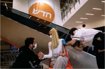  ?? Foto: Tsafrir Abayov, AP/NTB ?? Her får en kvinne vaksine mot covid-19 på et Ikea-kjøpesente­r i Israel sist mandag.