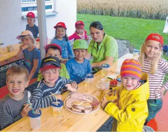  ?? FOTO: PRIVAT ?? Eine Stärkung genehmigen sich die Kinder beim diesjährig­en Schachenca­mp in Attenweile­r.
