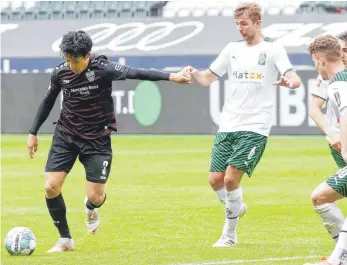  ?? FOTO: HANSJÜRGEN BRITSCH/IMAGO IMAGES ?? Endo gut, Stuttgart gut: Mit seinem Schuss zum 1:1 leitete der Japaner (links; rechts Gladbachs Christoph Kramer) die Wende im letzten VfB-Auswärtssp­iel dieser Saison ein.