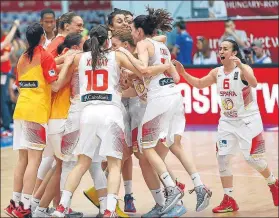  ?? FOTO: FEB ?? Las jugadoras españolas
se abrazan tras la bocina final