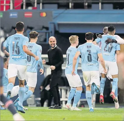  ?? FOTO: AP ?? Guardiola celebra de fondo el tanto de libre directo de Mahrez