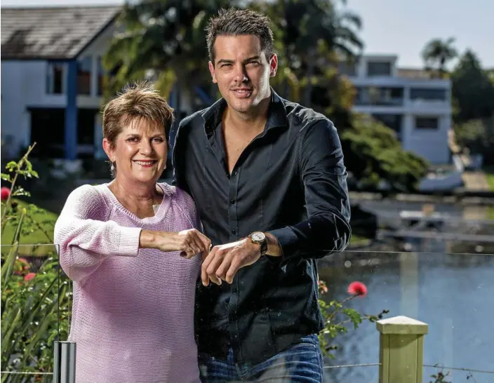  ?? PHOTO: JERAD WILLIAMS ?? Former Bacheloret­te contestant Jake Ellis with his mother Robyn Ellis.