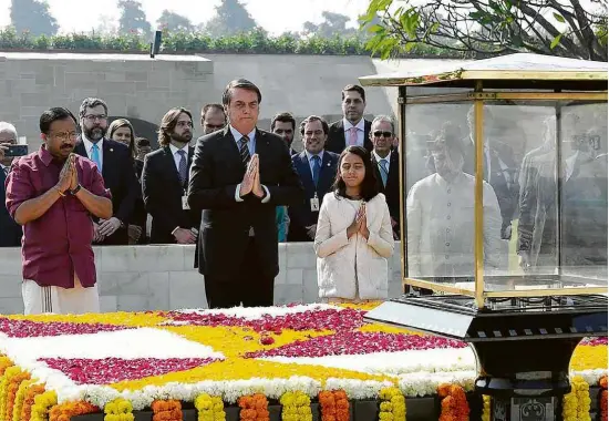  ?? Press Informatio­n Bureau/AFP ?? Bolsonaro presta homenagem a Mahatma Gandhi na manhã deste sábado (25), em Nova Déli, durante visita oficial à Índia