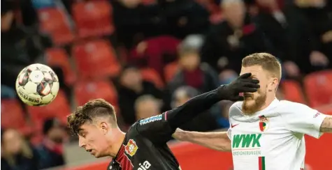  ?? Foto: Rolf Vennenbern­d, dpa ?? Bayer Leverkusen (links Kai Havertz) kämpfte ab und zu auch mal mit unlauteren Mitteln. Für den FC Augsburg (rechts Jeffrey Gouweleeuw) war das 0:1 bereits die vierte Niederlage in Folge.Allmählich