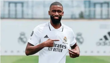  ?? FOTO: AFP Y REAL MADRID ?? Rüdiger posando con la camisa del Real Madrid; llevará el dorsal 22 en su espalda. El alemán explicó que le dijo a su hermano que sólo quería jugar en el Real Madrid o en ningún otro lugar.