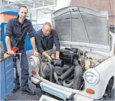  ?? FOTO: HYMER-MUSEUM ?? Markus Böhm und Franz Huber am Trabant 601 Universal.