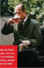  ??  ?? Felipe de Edimburgo, con una de sus bebidas favoritas, alrededor de 1980.