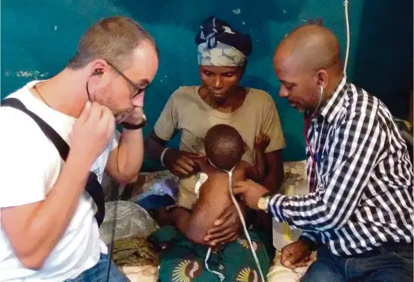  ?? Fotos: Jonas König ?? Besonders die Kinder leiden unter den Folgen von Krieg und Hunger in dem zentralafr­ikanischen Staat. Jonas König untersucht eines von ihnen.