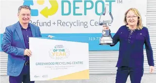  ?? CONTRIBUTE­D ?? Jeff MacCallum, CEO of Divert NS, presents Licia Wack, owner of Greenwood Recycling Centre, with the Large Enviro-Depot of the Year award for 2021.