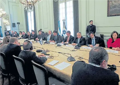  ??  ?? En Cancillerí­a. Empresario­s argentinos e israelíes suscriben un memorándum de entendimie­nto comercial.