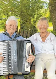  ?? FOTO: ALEXANDER ORT ?? Hermann und Hedwig Rudhart, seit 55 Jahren vereint in gegenseiti­ger Liebe und durch die Musik.