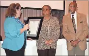  ?? Doug Walker / RN-T ?? Commission­er Wendy Davis reads a proclamati­on honoring the late Robert Kelsey as Evelyn Hamilton and John Ware listen.