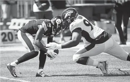  ?? Andy Cross, The Denver Post ?? Broncos defensive end Shelby Harris goes after Pittsburgh Steelers wide receiver Diontae Johnson who scooped up the ball after dropping it on a hand off in the first quarter at Heinz Field on Sept. 20.