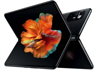  ?? Fotos: Xiaomi ?? Hightech made
in China: Das im März 2021 gelaunchte Xiaomi
Mi Mix Fold hat nicht nur ein falt‍
bares Display, sondern auch eine flüssige Linse. Nachteil: Es ist
momentan in Deutschlan­d noch
nicht erhältlich.