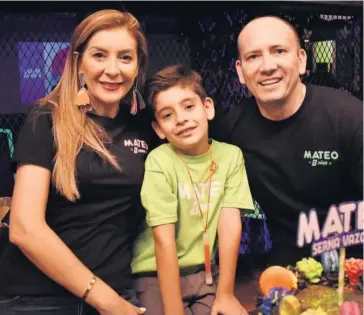  ?? ARMANDO TALAVERA ?? > Brenda Vázquez de Serna y Giovanni Serna Vega con su hijo Mateo.